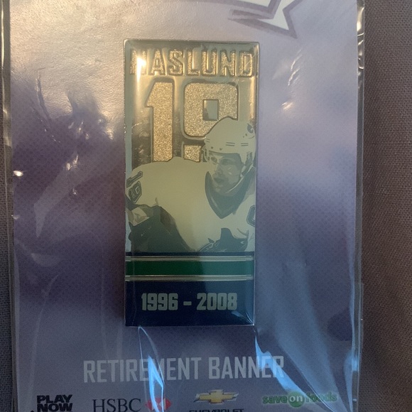 Vancouver Canucks collector pin Markus Naslund retirement - Picture 2 of 2